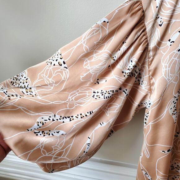 Women Entro Cheetah Beige Balloon Sleeve Blouse Top M Neutral Career Modern NEW - Picture 4 of 11